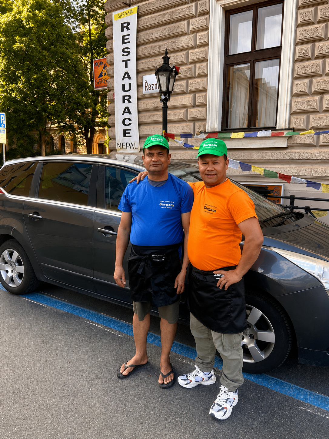 Členové týmu Sargam 1 před restaurací na ulici Řeznická