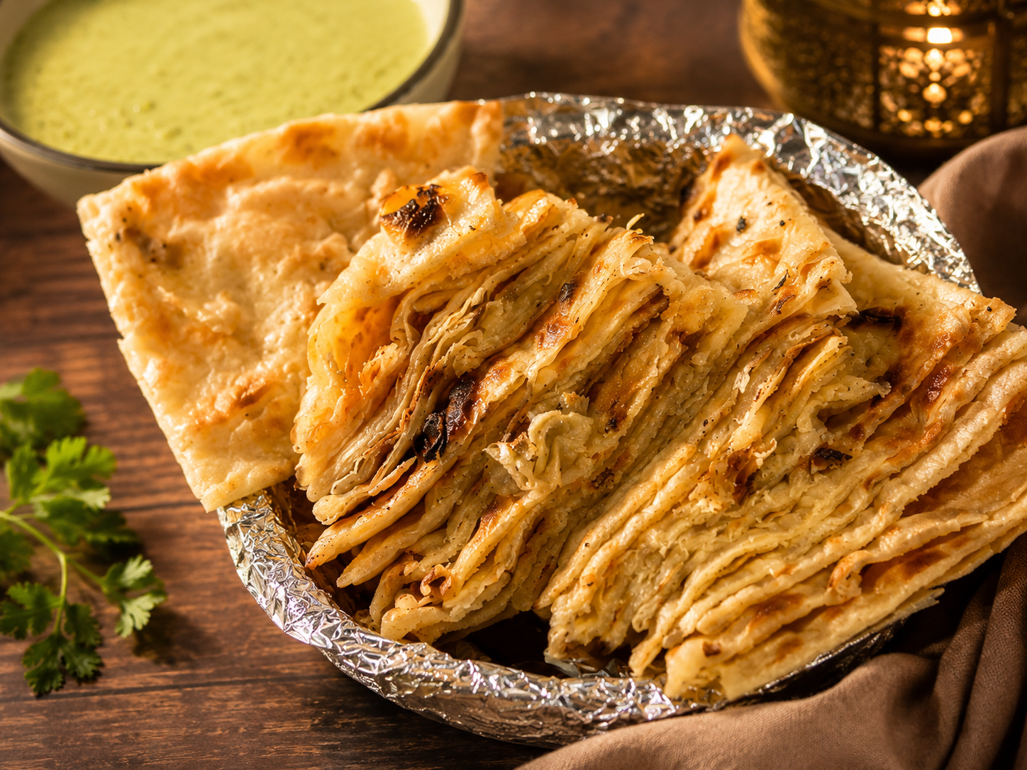 Vrstevnatý tandoori chléb servírovaný s omáčkou
